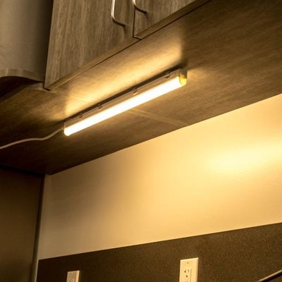 O sensor de movimento interno de 12 interiores do armário das luzes do diodo emissor de luz do volt conduziu a luz para a sala de visitas